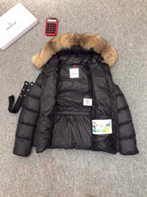 Load image into Gallery viewer, Women&#39;s Fur Hood Jacket
