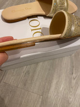 Load image into Gallery viewer, Gold Crystal Slides Size 39
