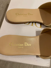 Load image into Gallery viewer, Gold Crystal Slides Size 39
