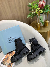 Load image into Gallery viewer, Pochette Combat Boots
