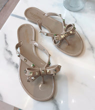 Load image into Gallery viewer, V Sandals (5)
